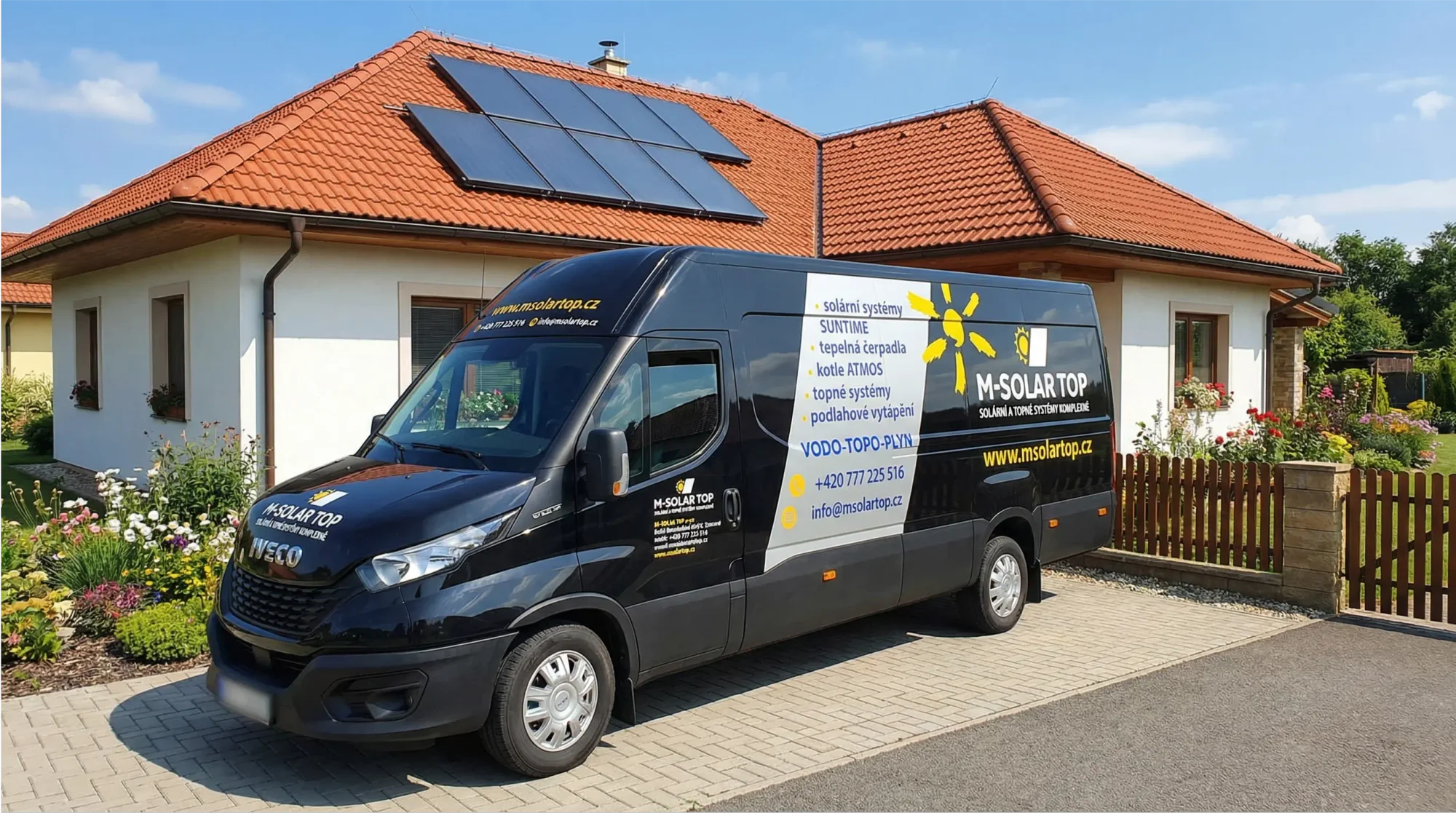 Firemní dodávka M-SOLAR.TOP před domem se solárními panely